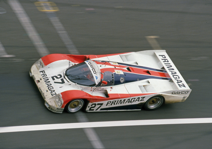 En 1990, la Porsche 962 est toujours une concurrente sérieuse en endurance. Au Mans, l’équipe Yver, Lässig et Altenbach (Écurie Obermaier-Primagaz) se classe 9e.© IXO Collections SAS - Tous droits réservés. Crédits photo © Porsche / D.R.