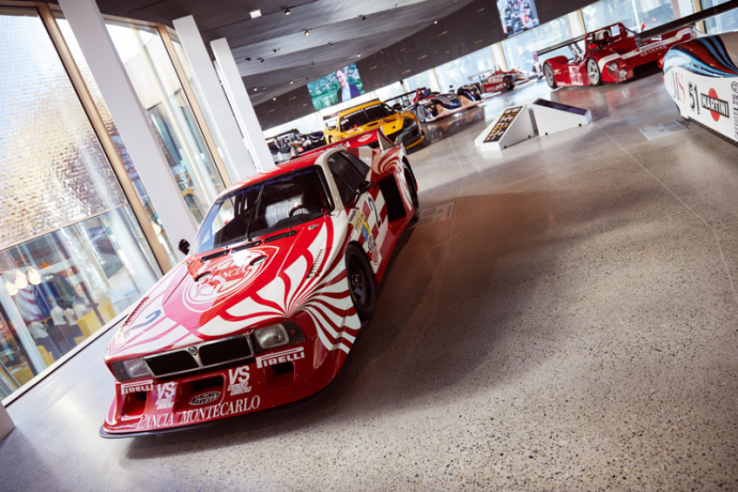 El Lancia Beta Montecarlo expuesto junto a otros coches de competición en la sede de Dallara en Varano dè Malegari (PR). © IXO Collections SAS - Tous droits réservés. 