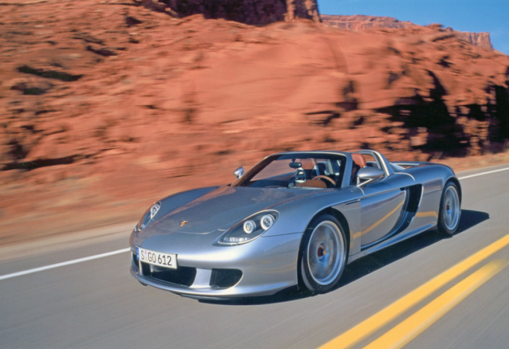 L’aérodynamique de la Carrera GT génère jusqu’à 400 kilos d’appui sur le train arrière quand la voiture atteint sa vitesse maximale.  © IXO Collections SAS - Tous droits réservés. Crédits photo © Porsche / D.R.