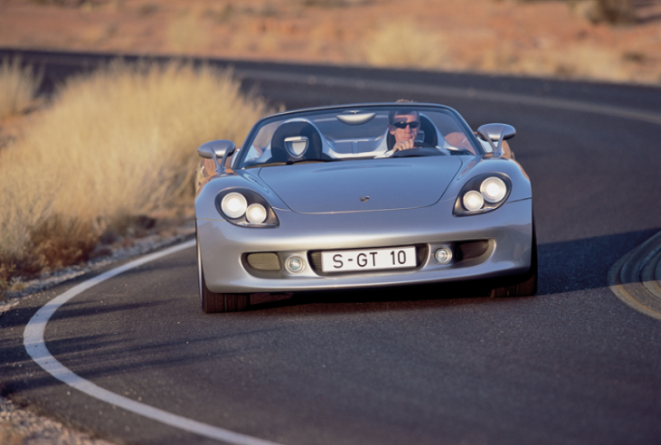 L’ancien pilote champion du monde Walter Röhrl a activement participé aux essais de développement et à la promotion de la Carrera GT. © IXO Collections SAS - Tous droits réservés. Crédits photo © Porsche / D.R.