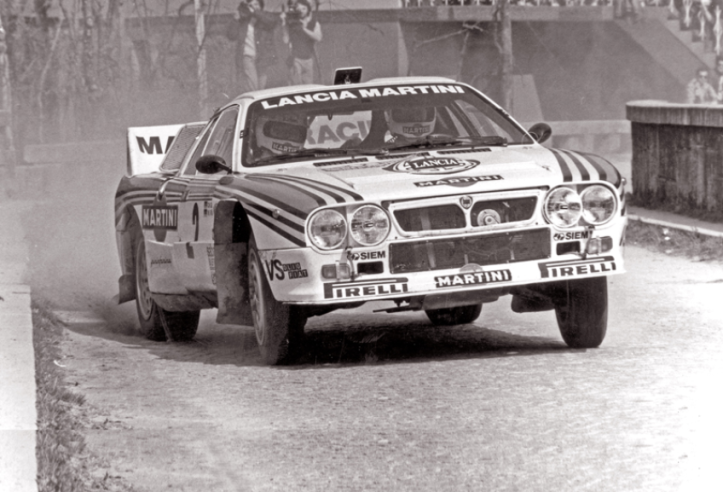 Because the car is so low, two raised bumps had to be made in the roof to allow the driver and co-driver to sit on board with their helmets. © IXO Collections SAS - Tous droits réservés. Crédits photo © Autopresse