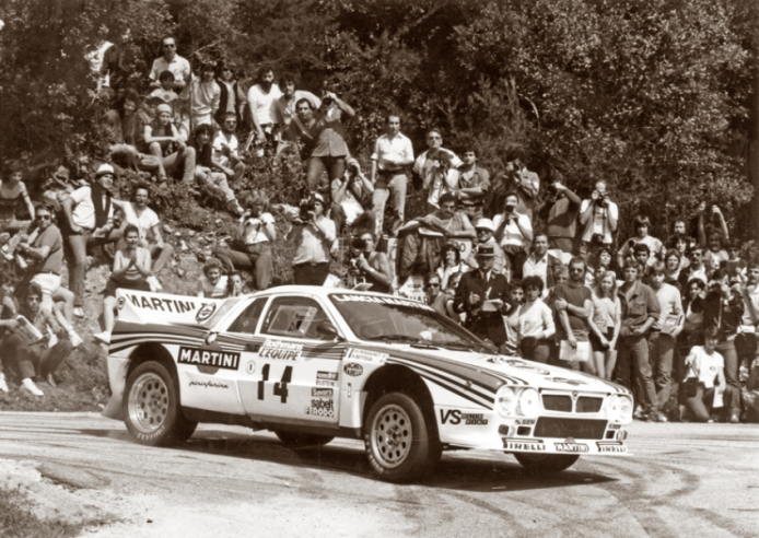 Pininfarina a dessiné une carrosserie à la fois agressive et élégante, avec une charge aérodynamique fournissant un appui efficace. Ici, la voiture de Bettega et Perissinot au Tour de Corse 1983 où ils terminent 4e. © IXO Collections SAS - Tous droits réservés. Crédits photo © Autopresse