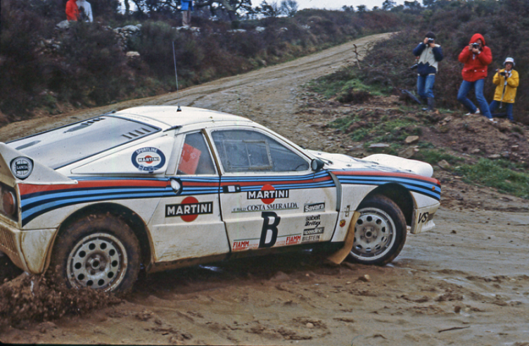 Im Jahr 1983 dominierte der Lancia Rally 037 die Europa-Rallye-Meisterschaft mit insgesamt 12 Siegen! Hier das Team Tognana und De Antoni bei der Rallye Costa Smeralda auf Sardinien wo sie den fünften Platz belegten. © IXO Collections SAS - Tous droits réservés. Crédits photo © Autopresse