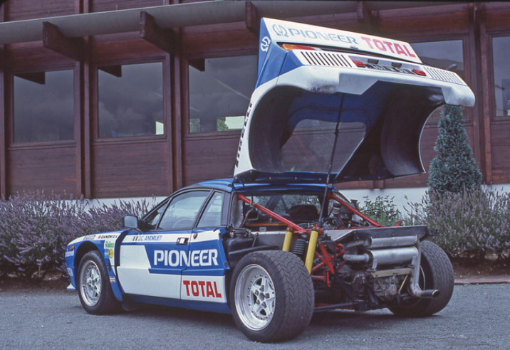 Der Hinterraum ist besonders gut zugänglich, da der Motor in Längsrichtung eingebaut ist, um die Arbeit der Mechaniker bei Wartungsarbeiten zu erleichtern.  © IXO Collections SAS - Tous droits réservés. Crédits photo ©  Autopresse