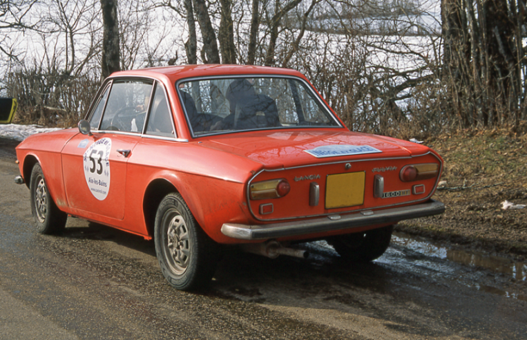 The concave rear section, with its slightly pointed wings and large rear window, contributes to the elegance of the Fulvia Coupé.© IXO Collections SAS - Tous droits réservés. Crédits photo © Lancia D.R.