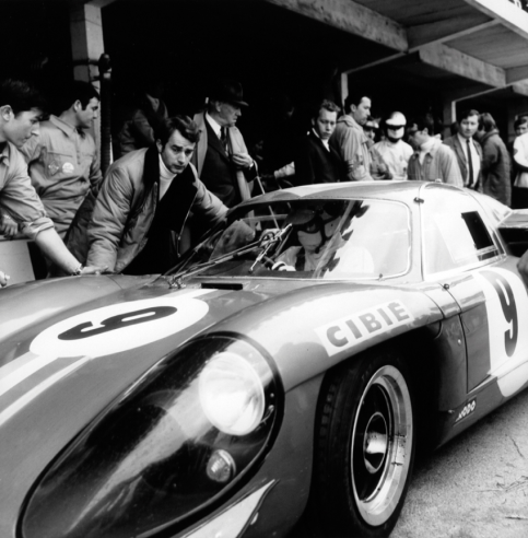 During the 1,000 km of Paris, at Montlhéry, in 1968, Jacques Cheinisse was in charge of the Alpine 3 Litres driven by Henri Grandsire and Jean Guichet. © IXO Collections SAS - Tous droits réservés. Crédits photo ©   Renault D.R. / Archives et Collections