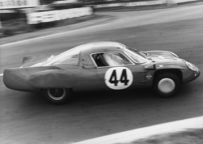 En 1966, Cheinisse porte la casquette (ou plutôt le casque) de pilote ; il est au volant de l’Alpine A210 aux 24 Heures du Mans. © IXO Collections SAS - Tous droits réservés. Crédits photo ©  Renault D.R. / Archives et Collections