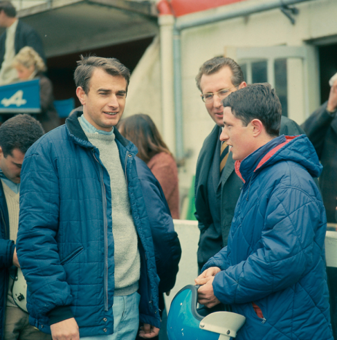 Jacques Cheinisse en conversation avec Jean-François Piot en 1970.© IXO Collections SAS - Tous droits réservés. Crédits photo © Renault D.R. / Archives et Collections