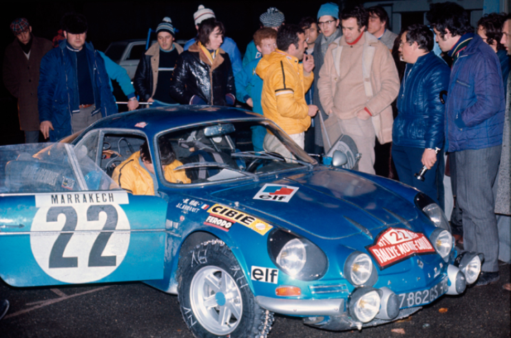 Assistance lors du rallye de Monte-Carlo en 1971 : Jacques Cheinisse et Jean-Claude Andruet décident sans doute de la stratégie de course avant que la Berlinette reparte. © IXO Collections SAS - Tous droits réservés. Crédits photo ©  Renault D.R. / Archives et Collections