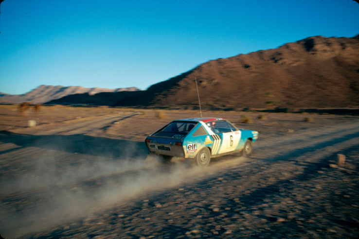 La Renault 17 (ici au Rallye du Maroc 1974) n’a jamais pu supplanter l’Alpine, même dans les rallyes sur terre. © IXO Collections SAS - Tous droits réservés. Crédits photo © Renault Communication / D.R.