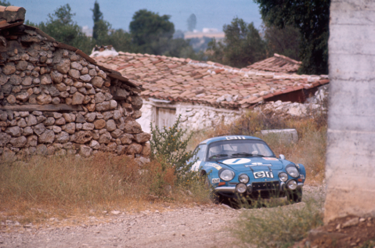 La A110 e Jean-Luc Thérier al Rally dell'Acropoli del 1971 in Grecia, dove gli sterrati erano ancora molto comuni. © IXO Collections SAS - Tous droits réservés. Crédits photo © Renault Communication / D.R.