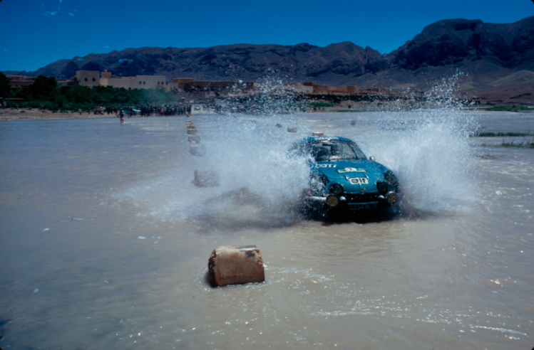 Spray of water raised by Thérier's A110 in Morocco in 1973: when dust gets replaced by water! © IXO Collections SAS - Tous droits réservés. Crédits photo © Renault Communication / D.R.