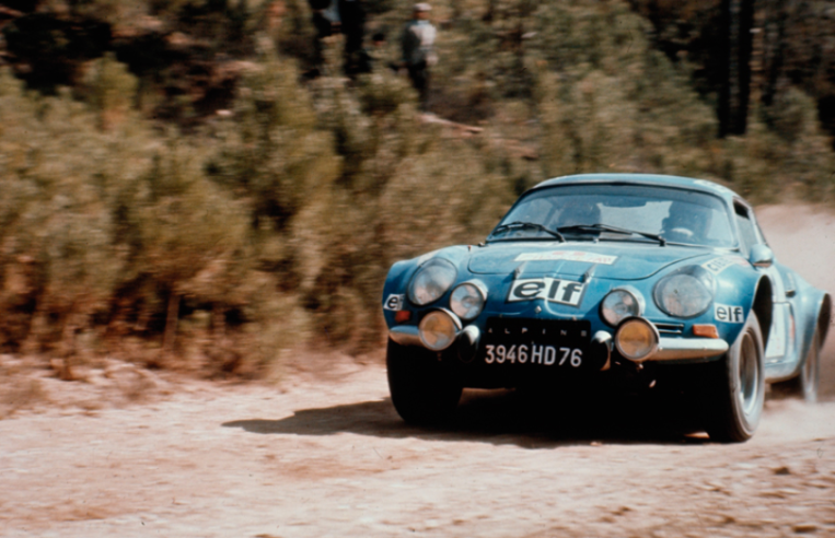 Darniche/Mahé en 1973 au Portugal, autre rallye célèbre pour ses parcours sur routes de terre.  © IXO Collections SAS - Tous droits réservés. Crédits photo © Renault Communication / D.R.