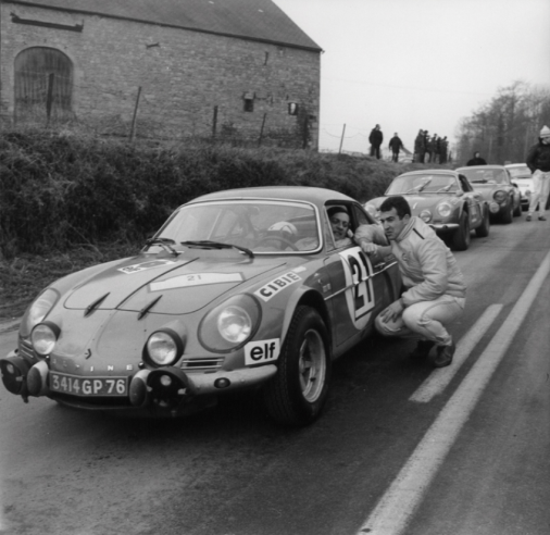 Bei der Rallye du Nord 1970: Andruet plaudert mit Thérier, während er auf eine Zeitkontrolle wartet. © IXO Collections SAS - Tous droits réservés. Crédits photo © Renault Communication / D.R.