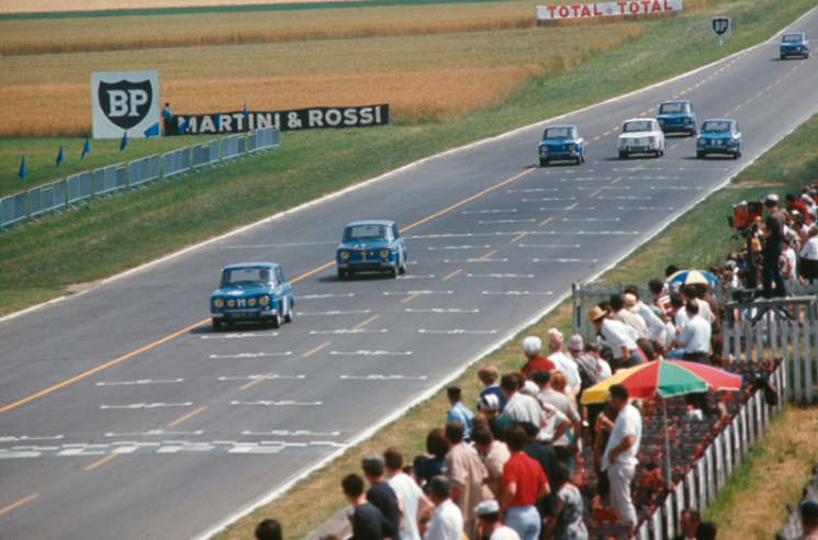 R8 Gordini Cup a Reims nel 1966: Andruet in testa davanti a Bernard Ficot.  © IXO Collections SAS - Tous droits réservés. Crédits photo © Renault Communication / D.R.