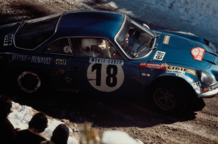 Monte-Carlo 1973! Un anno eccellente per Andruet, qui ritratto mentre affronta un tornante su un fondo insidioso. © IXO Collections SAS - Tous droits réservés. Crédits photo ©  Renault D.R. / Archives et Collections