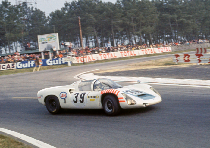 La Porsche 910 engagée en Sport-Prototype et pilotée par Christian Poirot et Pierre Maublanc termine 9e au classement général de 1969 et remporte la classe 1 601 à 2 000 cm3. © IXO Collections SAS - Tous droits réservés. Crédits photo © Porsche / D.R.