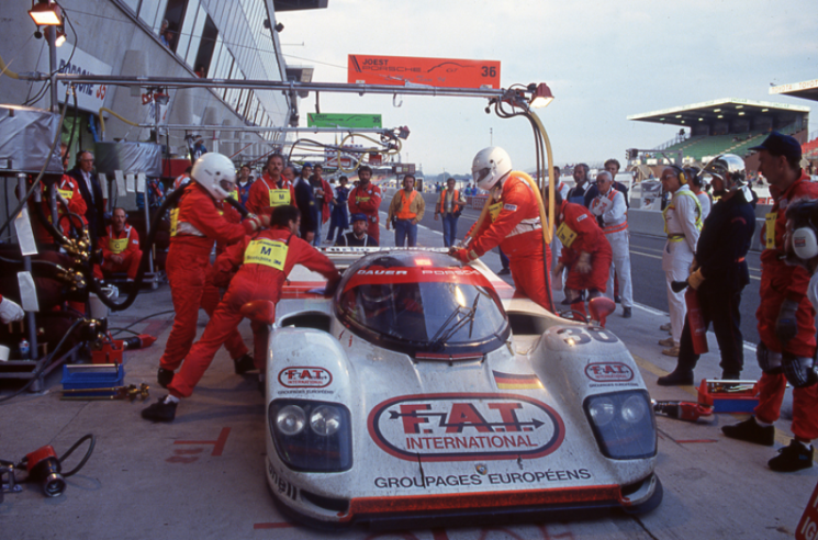 Ravitaillement au stand pour la Dauer-Porsche 962 LM de l’écurie Joest Racing victorieuse en 1994 avec l’équipage Mauro Baldi, Yannick Dalmas et Hurley Haywood. © IXO Collections SAS - Tous droits réservés.  Crédits photo © Porsche / D.R.