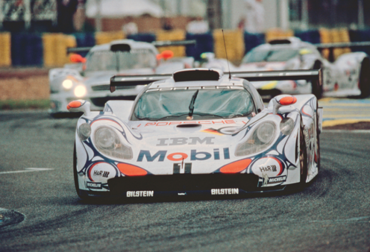 La 16e victoire de Porsche au Mans est l’œuvre d’Allan McNish, Laurent Aiello et Stéphane Ortelli au volant de la 911 GT1-98 engagée par l’usine en 1998. © IXO Collections SAS - Tous droits réservés. Crédits photo © Porsche / D.R.