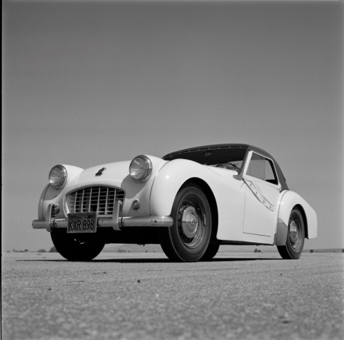 Un po' prima dell'arrivo della A110, la Triumph TR3 era una delle potenziali rivali di Alpine, a un prezzo ragionevole. © IXO Collections SAS - Tous droits réservés. Crédits photo © Renault Communication / D.R.