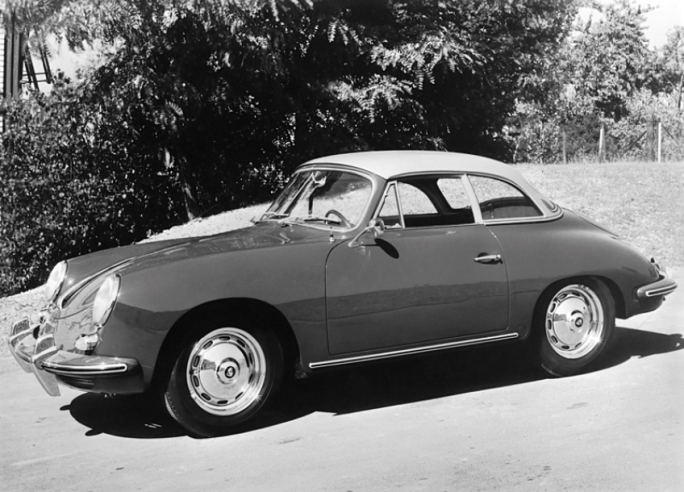 Porsche sera toujours l’adversaire le plus redoutable pour Alpine ; cela commence avec cette 356 de 1960. © IXO Collections SAS - Tous droits réservés. Crédits photo © Renault Communication / D.R.