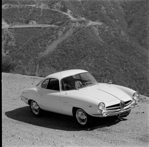 La superbe Alfa Romeo Giulia Sprint Speciale de 1966, forte de son puissant moteur 1600 double ACT. © IXO Collections SAS - Tous droits réservés. Crédits photo © Renault Communication / D.R.