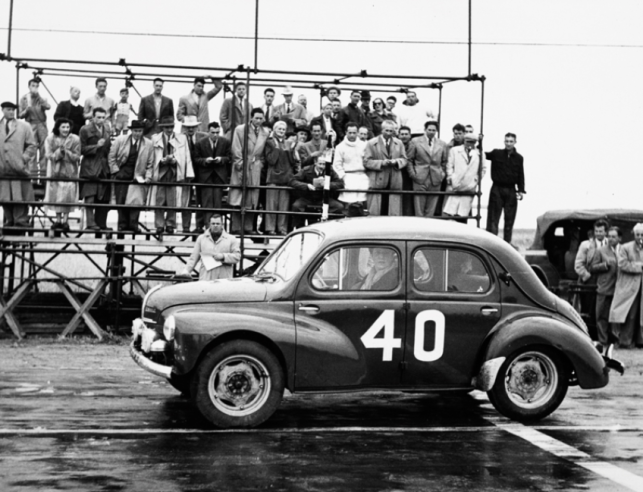 A 4CV at the Rallye du Maroc in 1951; Marc Mignotet a specialist in the preparation of the little Renault. © IXO Collections SAS - Tous droits réservés. Crédits photo © Renault Communication / D.R.