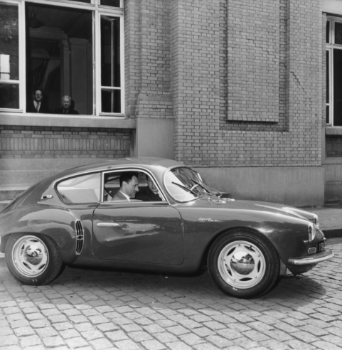  Le PDG de Renault, Pierre Dreyfus, à bord de l’A106 lors du lancement de la voiture en 1955. © IXO Collections SAS - Tous droits réservés. Crédits photo © Renault Communication / D.R.