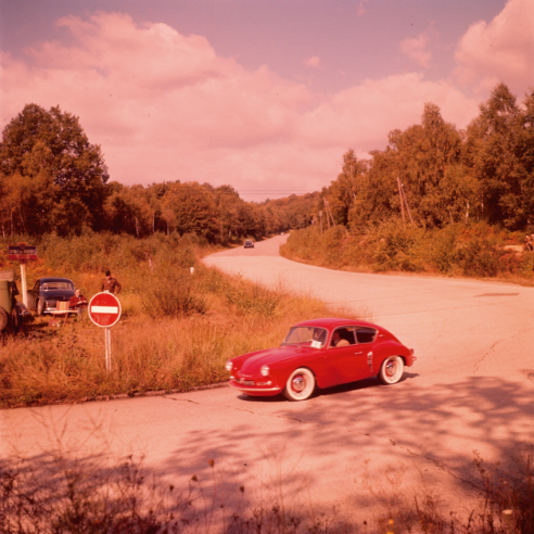 L'Alpine A106 Mille Miles durante una prova stampa nel 1957; la 4CV è chiaramente visibile sotto le linee eleganti dell'auto. © IXO Collections SAS - Tous droits réservés. Crédits photo © Renault Communication / D.R.