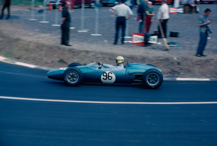 Henri Grandsire in azione durante la gara di F3 del 1965 sul piccolo circuito di Saint-Genès-Champanelle (63). © IXO Collections SAS - Tous droits réservés.  Crédits photo © Renault Communication / D.R.