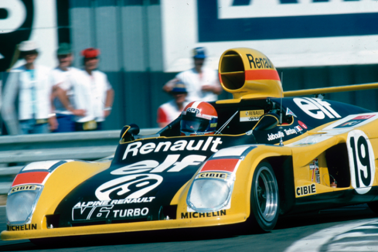 Jean-Pierre Jabouille, hier am Steuer, nahm in 1976 zusammen mit Patrick Tambay am 24-Stunden-Rennen von Le Mans teil (musste aber aufgeben). © IXO Collections SAS - Tous droits réservés.  Crédits photo © Renault Communication / D.R.