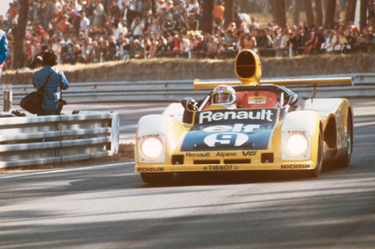 L’Alpine A442, pilotée par Jabouille et Bell, abandonnera comme l’année précédente au Mans en 1977. Mais la victoire est proche ! © IXO Collections SAS - Tous droits réservés.  Crédits photo © Renault Communication / D.R.