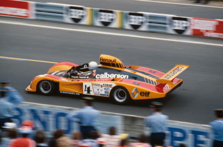 Ragnotti et Fréquelin termineront au pied du podium, mais Pironi et Jaussaud apporteront la victoire à Renault-Alpine au Mans en 1978. © IXO Collections SAS - Tous droits réservés.  Crédits photo © Renault Communication / D.R.