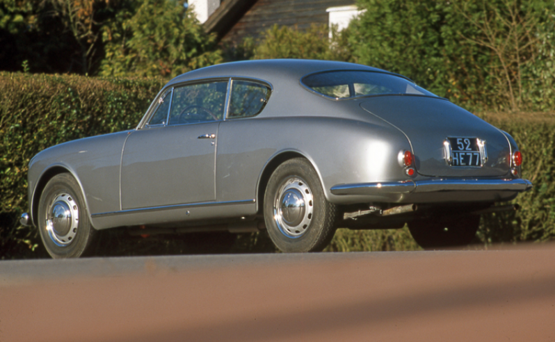 A carroçaria do B20 GT coupé, concebida por Mario Boano em nome do designer Ghia, foi produzida pela Pininfarina. © IXO Collections SAS - Tous droits réservés. Crédits photo © © Lancia D.R.