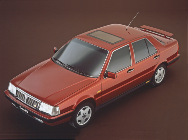 The Thema 8.32 features a small, electrically-operated retractable rear spoiler in the boot lid, adding support at high speeds and eliminating downforce. © IXO Collections SAS - Tous droits réservés. Crédits photo © Lancia D.R.