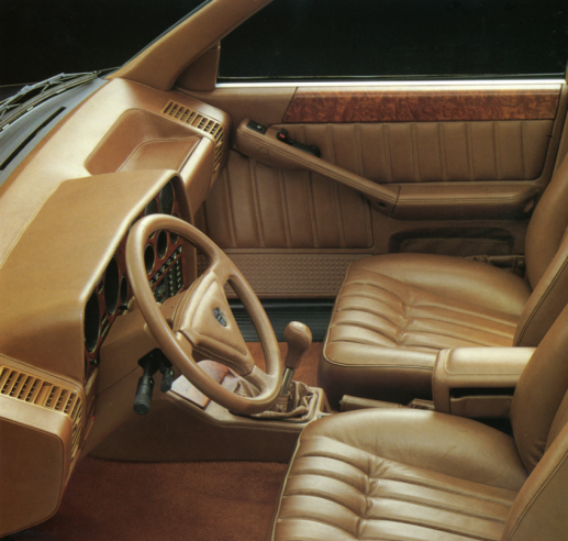 The interior of the Thema is particularly refined, and has nothing to envy of the high-class British saloons that set the benchmark in this field. © IXO Collections SAS - Tous droits réservés. Crédits photo © Lancia D.R.