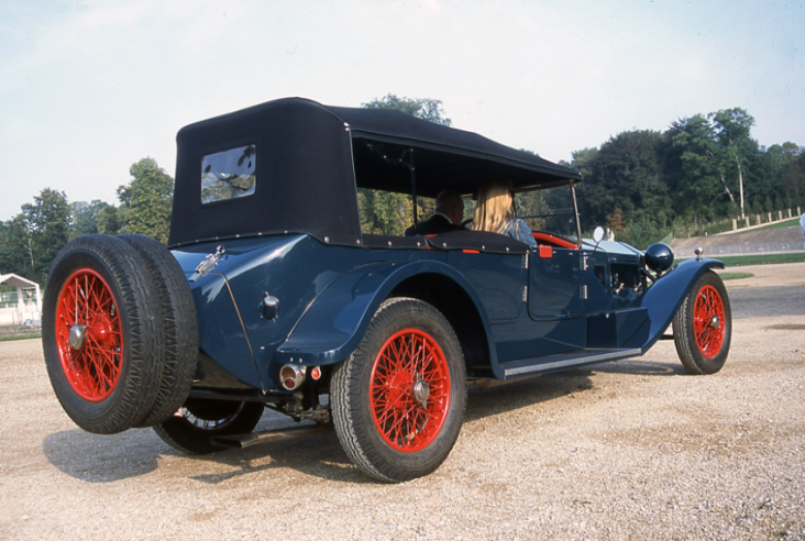 This view of the front reveals the renowned independent wheel suspension system enclosing the horseshoe-shaped radiator. © IXO Collections SAS - Tous droits réservés. Crédits photo © Lancia D.R.