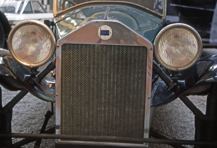 Cette vue de l’avant permet d’admirer la fameuse suspension à roues indépendantes encadrant le radiateur en forme de fer à cheval.© IXO Collections SAS - Tous droits réservés. Crédits photo © © Lancia D.R.