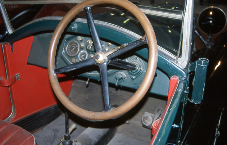 On the floor of the passenger compartment, under the steering wheel, you can see the tunnel con-taining the transmission shaft leading to the rear differential. © IXO Collections SAS - Tous droits réservés. Crédits photo © Lancia D.R.