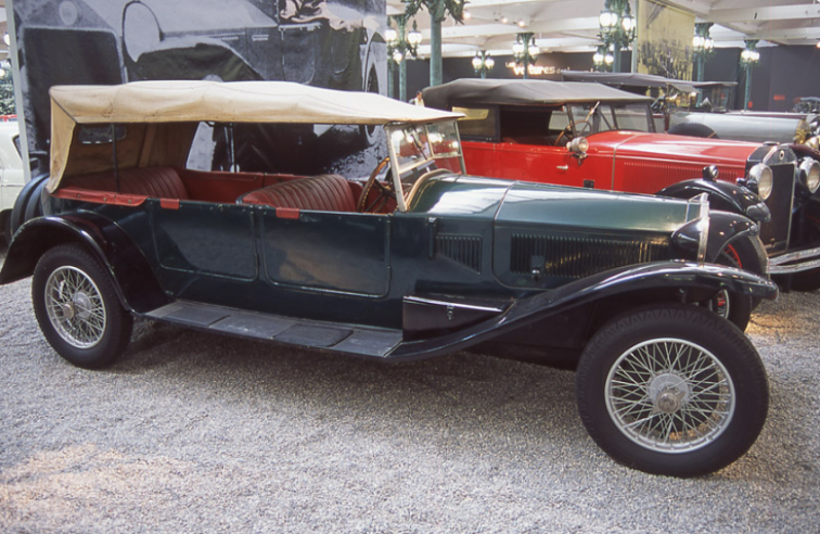 La Lancia Lambda aurait pu mériter le titre de “Reine de la route”, douze ans avant la Citroën Traction, tant sa suspension était un modèle de douceur et d’équilibre. © IXO Collections SAS - Tous droits réservés. Crédits photo © Lancia D.R.