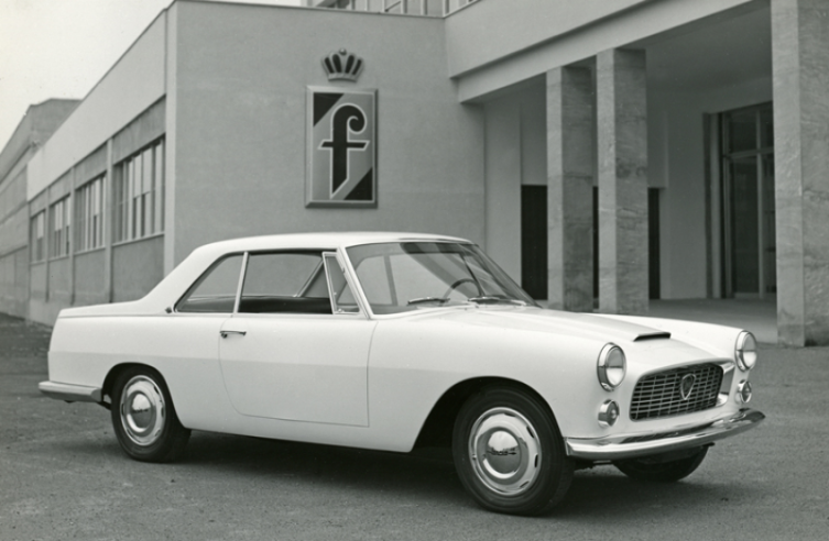 The Flaminia, shown here as a coupe signed by Pininfarina, is distinguished by a body design that is as harmonious as it is elegant.  © IXO Collections SAS - Tous droits réservés. Crédits photo © Lancia D.R.