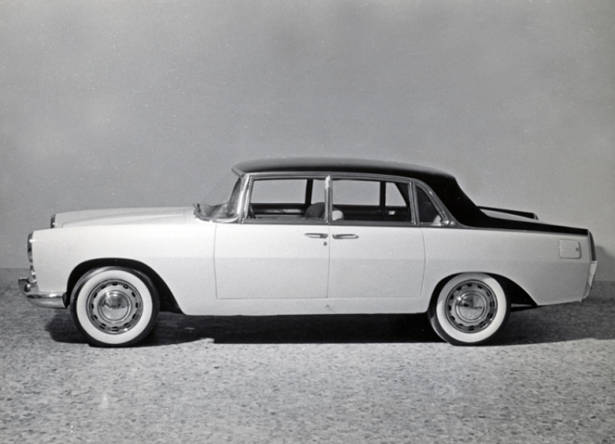 Sur la berline de présérie présentée en 1956, on trouve encore les portières arrière dites “suicide”, s’ouvrant en sens inverse, qui disparaitront sur la version définitive. © IXO Collections SAS - Tous droits réservés. Crédits photo © Lancia D.R.