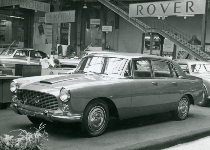 La calandre de la berline Flaminia marque une certaine ressemblance avec celle de la Peugeot 404, également dessinée par Pinin Farina à la même époque.© IXO Collections SAS - Tous droits réservés. Crédits photo © © Lancia D.R.