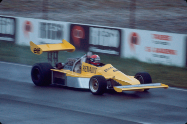 Essais de la Renault A500 en 1976 sur le circuit de Nogaro : Jean-Pierre Jabouille est bien sûr au volant de la Formule 1. © IXO Collections SAS - Tous droits réservés. Crédits photo © Renault D.R. 