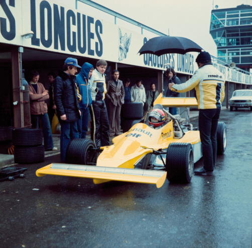 Arrêt au stand lors d’essais de l’A500 sous la pluie en 1976. Jean-Pierre Jabouille et les ingénieurs Renault ont encore du pain sur la planche pour faire évoluer la voiture. © IXO Collections SAS - Tous droits réservés. Crédits photo © Renault D.R.