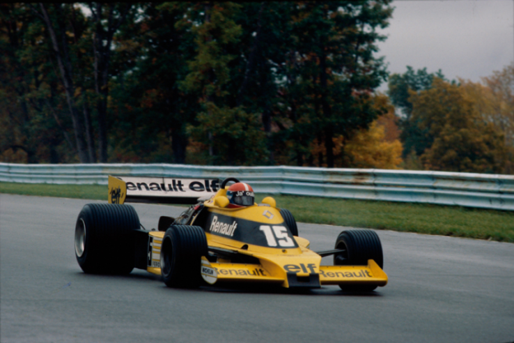 Fin 1976, la voiture a déjà évolué, la décoration également. La voiture est passée du noir au jaune : tout un symbole ! © IXO Collections SAS - Tous droits réservés. Crédits photo ©  Renault / D.R.