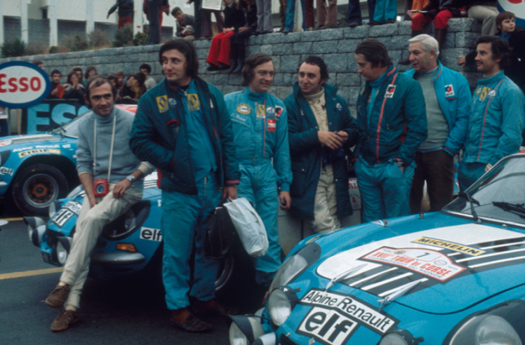 Lors du tour de Corse 1973, les pilotes et les mécaniciens devisent chaleureusement lors d’une pause. © IXO Collections SAS - Tous droits réservés. Crédits photo ©  Renault D.R. / Archives et Collections