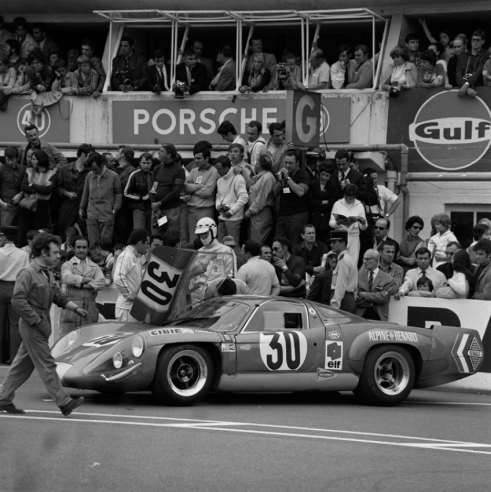 Lo stand Alpine a Le Mans nel 1968. L'Alpine A220 era un'auto molto attraente... ma non abbastan-za competitiva. © IXO Collections SAS - Tous droits réservés. Crédits photo © Renault D.R. 