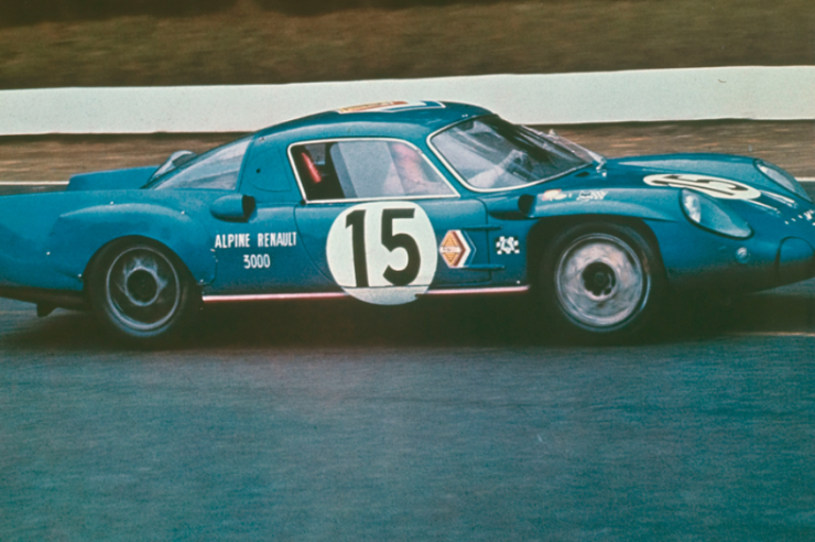 L’Alpine Renault A211 à moteur V8 Gordini, surprise ici en 1967 à Montlhéry. Au volant, Mauro Bianchi ou Henri Grandsire. © IXO Collections SAS - Tous droits réservés. Crédits photo © Renault D.R.