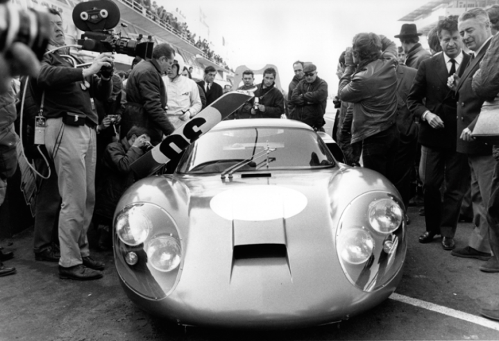 En 1968, essais de l’Alpine en vue des 24 Heures du Mans ; on aperçoit Jean Rédélé de face (costume et cravate). © IXO Collections SAS - Tous droits réservés. Crédits photo ©  Renault D.R.